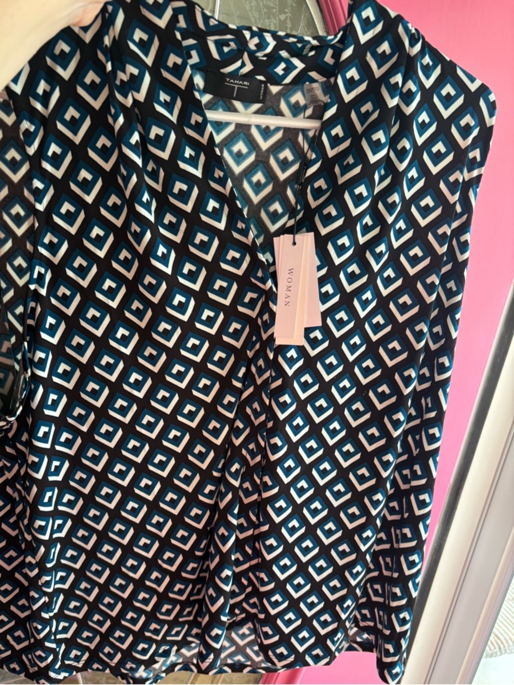Tahari NWT 2x sleeveless top Tag